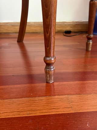 Silla de madera tallada y tapizada