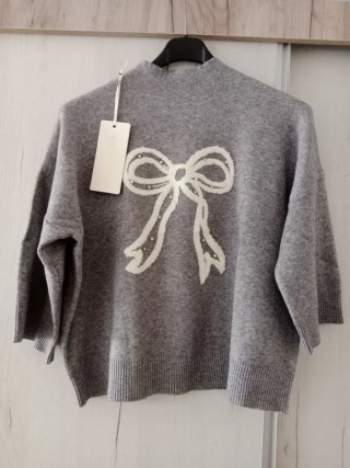 Jersey gris con lazo blanco