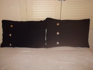 Mucho cojines/almohadones de distintos tamanos.