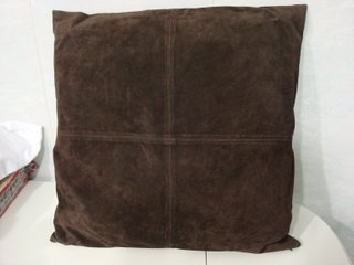 Mucho cojines/almohadones de distintos tamanos.