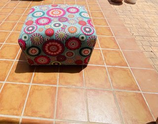 Puf tela estampado geométrico