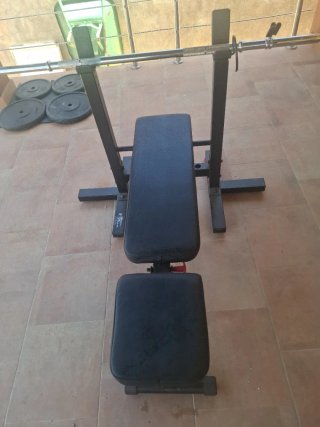 Banco de pesas con barra y discos