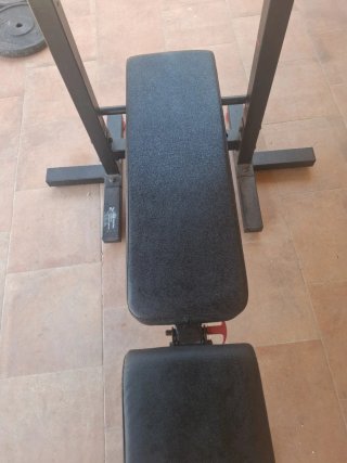 Banco de pesas con barra y discos
