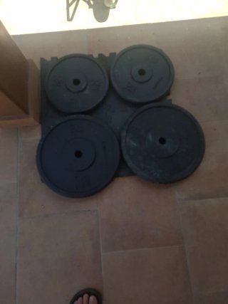 Banco de pesas con barra y discos