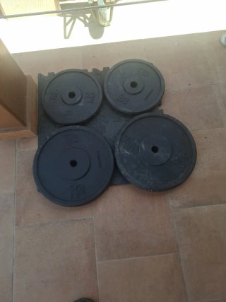 Banco de pesas con barra y discos