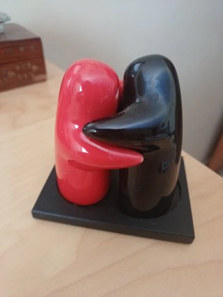 Salero y pimentero abrazados