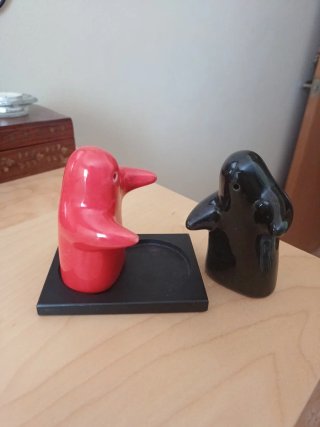 Salero y pimentero abrazados