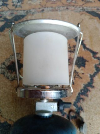 Lámpara antiguo de gas para camping