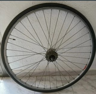Rueda de bicicleta con piñonera