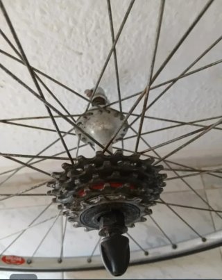 Rueda de bicicleta con piñonera