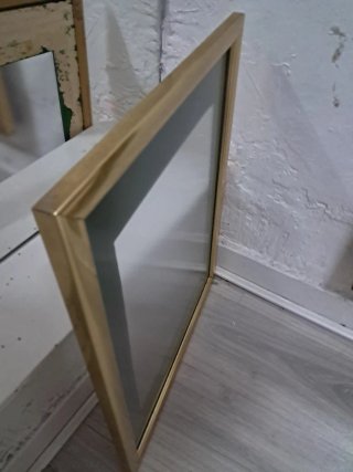 Marco de metal dorado con cristal.55×46