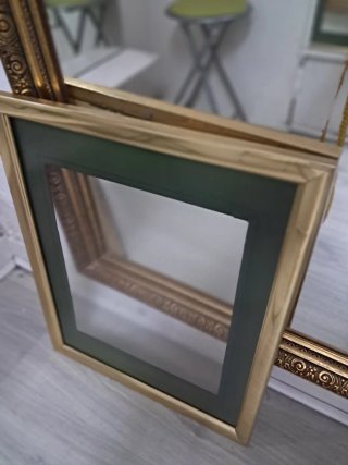 Marco de metal dorado con cristal.55×46