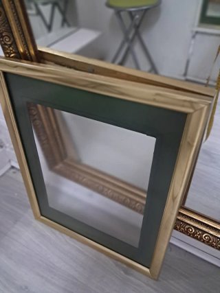 Marco de metal dorado con cristal.55×46