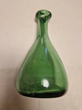 Botella o matraz de vidrio rústico verde