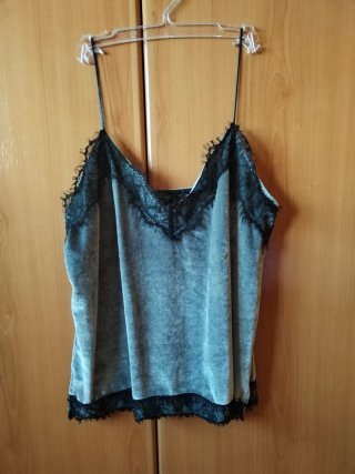 Top de terciopelo con encaje negro