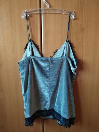 Top de terciopelo con encaje negro