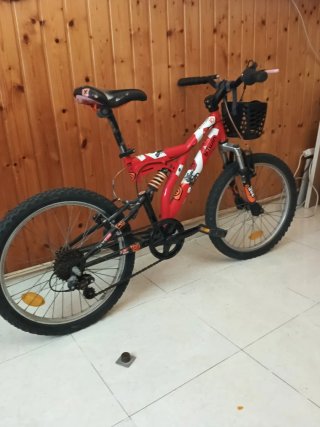 Bicicleta infantil roja
