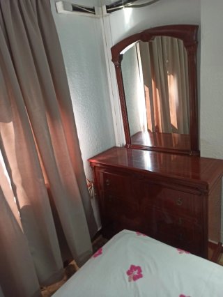 Cajonera con espejo madera oscura