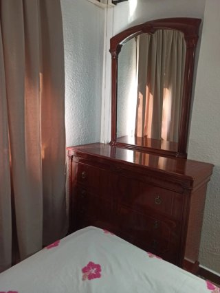 Cajonera con espejo madera oscura
