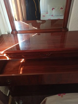 Cajonera con espejo madera oscura