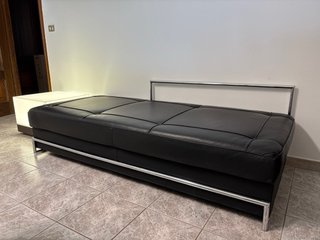 Divano letto Eileen Gray in pelle nera
