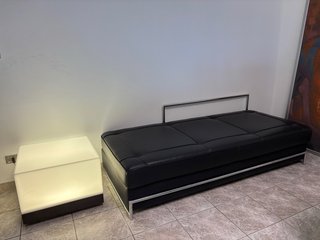 Divano letto Eileen Gray in pelle nera
