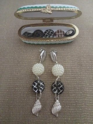 Orecchini Fatti a Mano con Bottoni Vintage a perni
