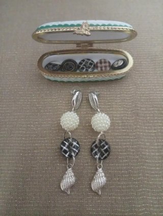 Orecchini Fatti a Mano con Bottoni Vintage a perni