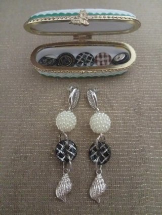Orecchini Fatti a Mano con Bottoni Vintage a perni