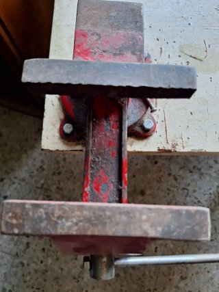 Tornillo de banco rojo