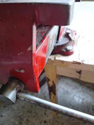 Tornillo de banco rojo