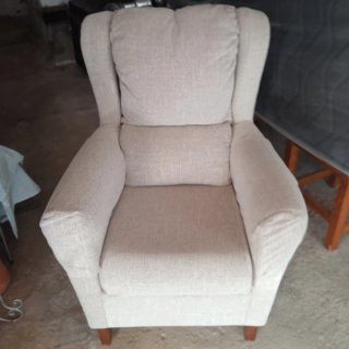 Sillón orejero beige