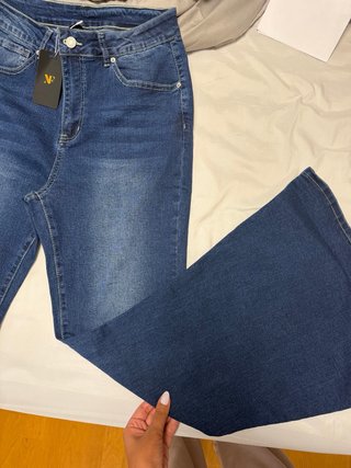 Jeans azules nuevos con etiqueta