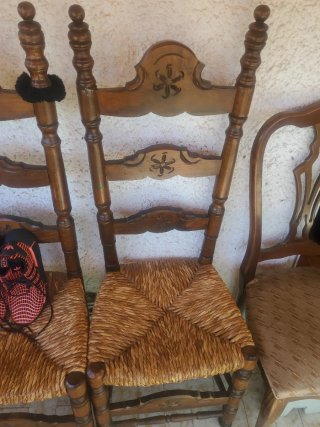 Sillas antiguas de madera y mimbre