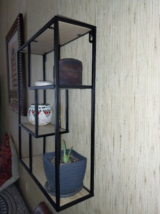 Estantería de pared negra y madera