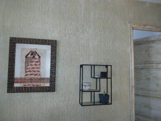 Estantería de pared negra y madera