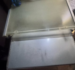 Escritorio de cristal y metal