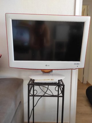 TV LG 26 roja y blanca