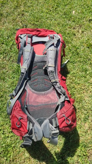 Mochila Osprey Ariel 55 AG con chubasquero incluid