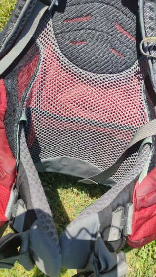 Mochila Osprey Ariel 55 AG con chubasquero incluid