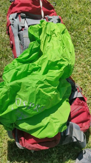 Mochila Osprey Ariel 55 AG con chubasquero incluid