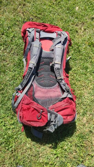 Mochila Osprey Ariel 55 AG con chubasquero incluid