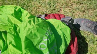 Mochila Osprey Ariel 55 AG con chubasquero incluid