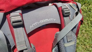 Mochila Osprey Ariel 55 AG con chubasquero incluid