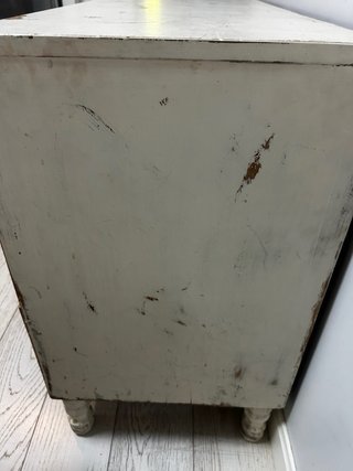 Cómoda antigua de madera blanca