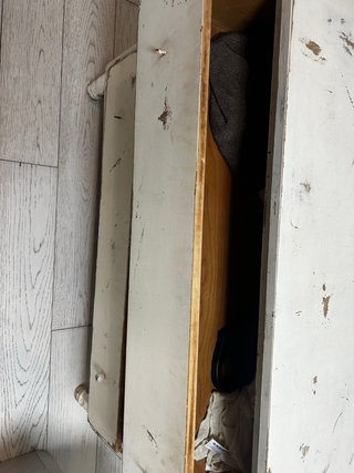 Cómoda antigua de madera blanca