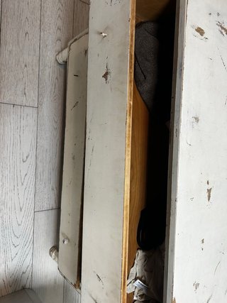 Cómoda antigua de madera blanca