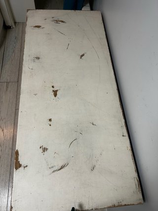 Cómoda antigua de madera blanca