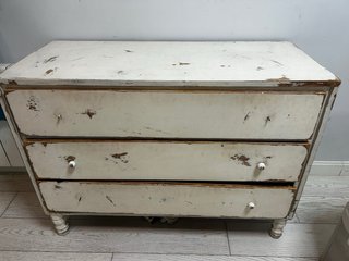 Cómoda antigua de madera blanca