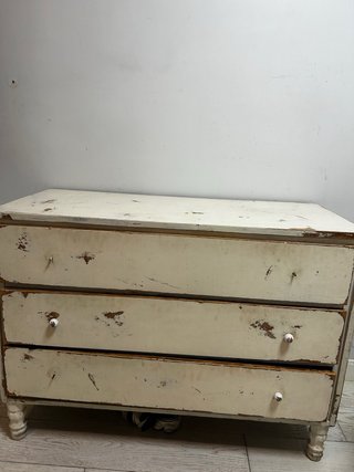 Cómoda antigua de madera blanca